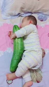 孩子请妈妈吃瓜