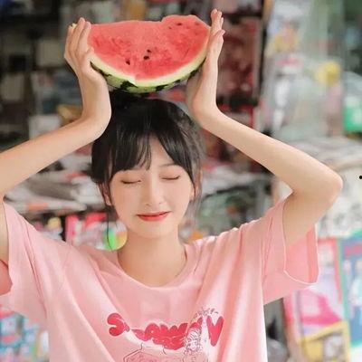 吃瓜看戏女孩图片