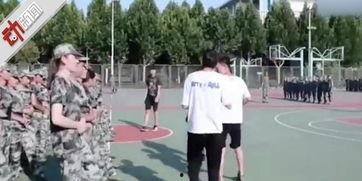 学长吃瓜被罚军训,学长因一时冲动付出代价