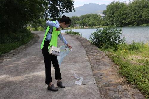 河边吃瓜照片,夏日休闲时光