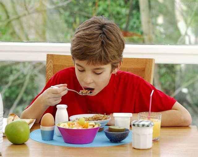 坐着吃瓜看戏这样蛮好,悠然观戏，生活如此美好