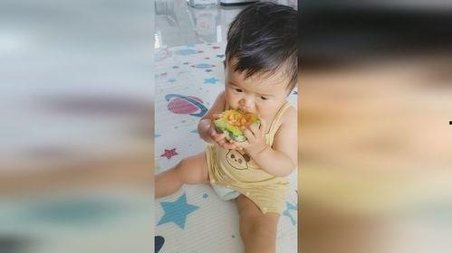 周岁宝宝吃瓜照