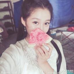 吃瓜拍照自拍,吃瓜拍照，记录夏日美好瞬间